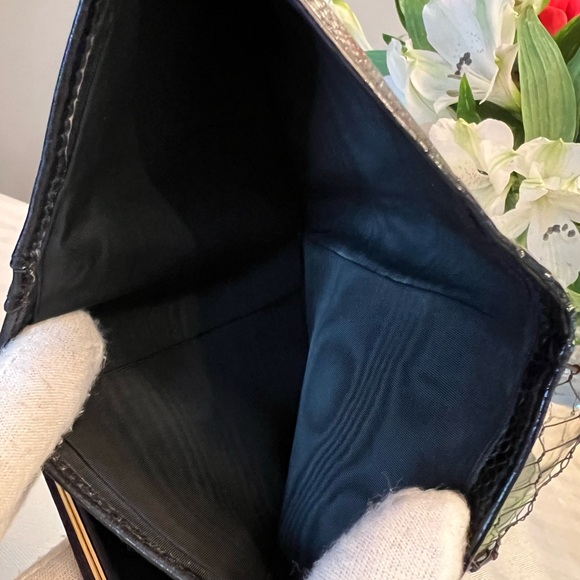 CHANEL Black Caviar Leather Kisslock Compact Wallet | RARE: MADE IN ITALY - Picture 9 of 12